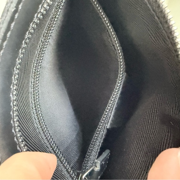 Gucci Black GG Canvas Crossbody Bag Unisex Italian Classic Silver Hardware - Picture 11 of 16